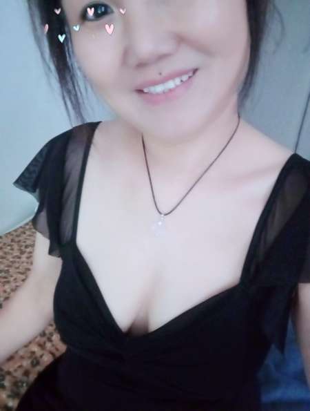 Jeune femme asiatique...