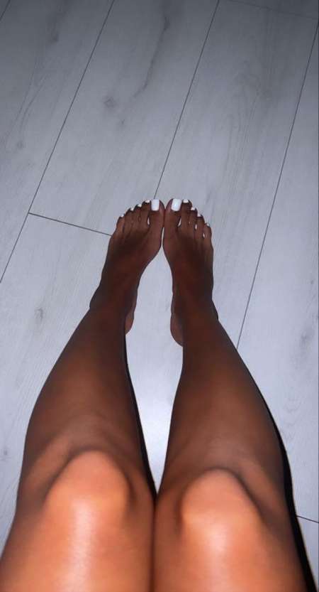 Jeune femme discrète