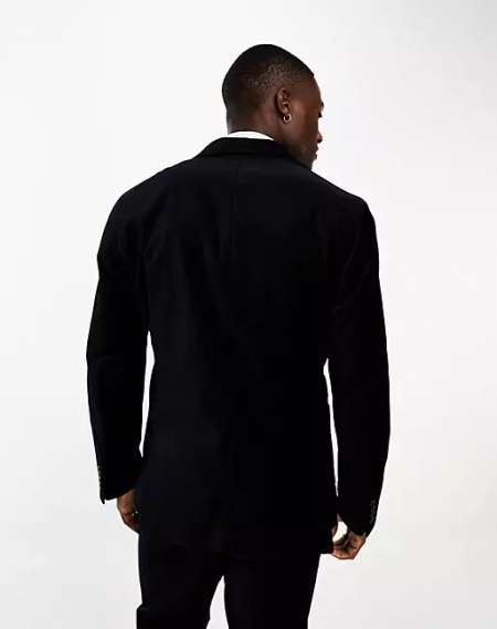 Beau black musclé en costard disponible