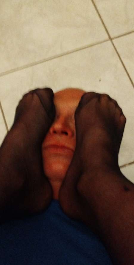 Fétichiste de pieds cherche travestie ou femme