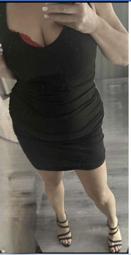 Femme propose massage sur table