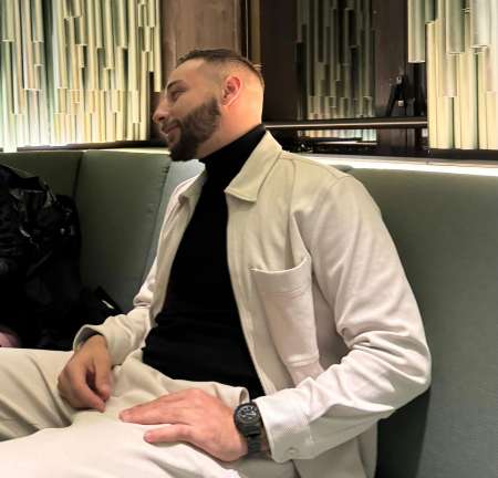 Gentleman élégant pour moment privilégié