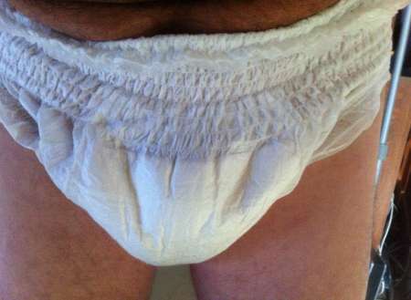 bébé en couche culotte
